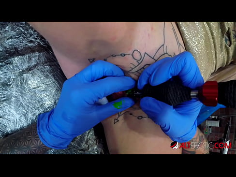 ❤️ Sully Savage, une chaudasse extrêmement tatouée, s'est fait tatouer le clitoris. ☑ Vidéo de sexe at porn fr.vbdsm.ru ️❤
